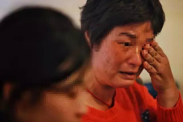 小菲妈妈想到女儿欠下巨款无力偿还,急得哭起来。
